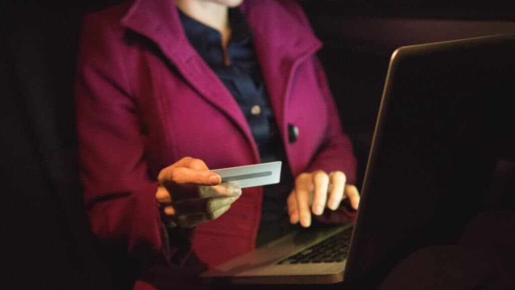 Atenție, români! Noua metodă online care îți poate goli contul bancar – Avertismentul DNSC pentru cumpărăturile pe internet