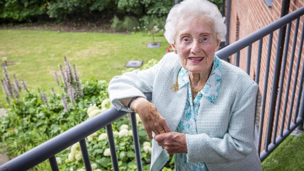 O britanică de 105 ani ne împărtășește secretele a două obiceiuri esențiale pentru o viață îndelungată