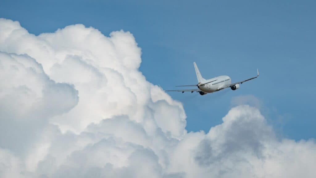 O mare companie aeriană își reduce echipa cu 4.000 de angajați în urma unei transformări digitale și a unei strategii de eficientizare