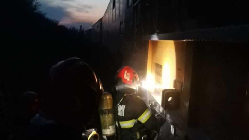 Alertă pe traseul Suceava–Botoșani: locomotiva unui tren de pasageri a fost cuprinsă de flăcări