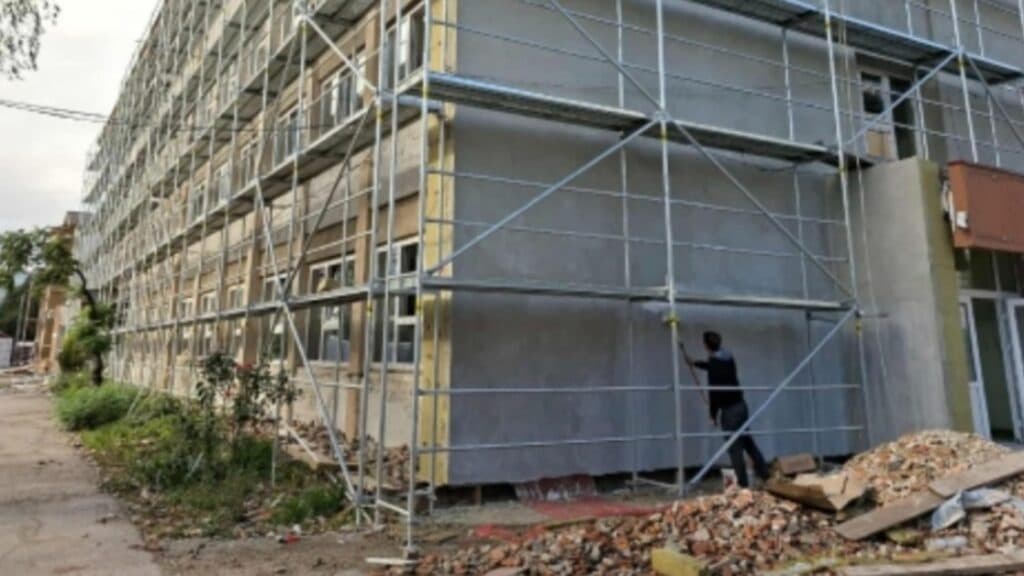Părinții sunt solicitați să își redecoreze din fonduri proprii sălile de clasă ale unei școli din Arad, în ciuda faptului că renovarea beneficiază de finanțare din PNRR