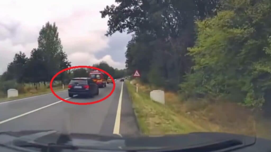 Alertă pe drumurile din Bihor! Șoferi surprinși în manevre riscante în urma unei ambulanțe: Poliția a fost informată