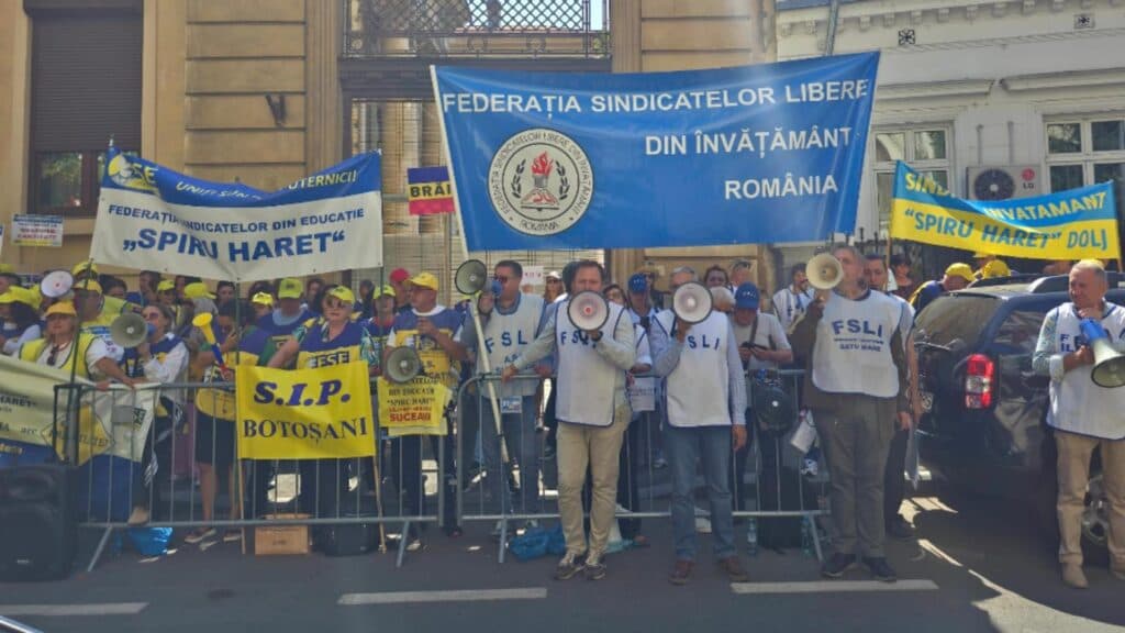 Peste 25.000 de cadre didactice se mobilizează astăzi în București pentru a solicita demisia ministrului Daniel David: un marș de la Guvern către Cotroceni. PROGRAMUL protestului