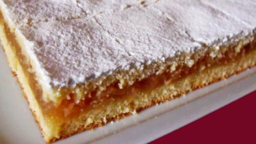 Deliciul rapid al plăcintei cu mere: rețeta cu un blat sfărâmicios de vis