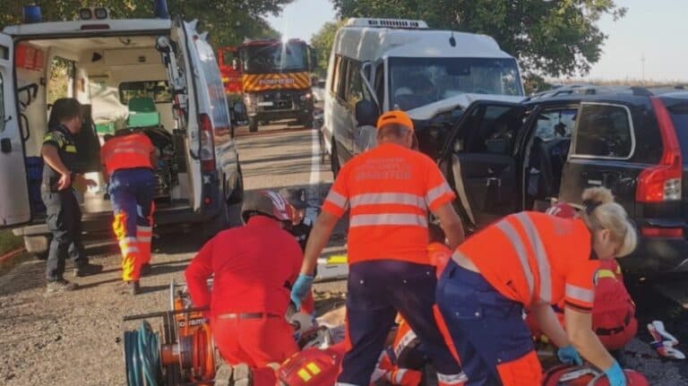 Alertă maximă în Botoșani: Accident grav între un autocar și o mașină, 15 persoane afectate, 4 dintre ele blocate în vehicul