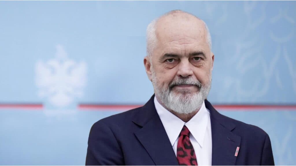 Premierul asociat cu Soroș, colaborator al lui Coldea, sosește în București
