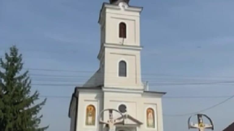 Conflict violent între un preot și un enoriaș invidios, sub privirile comunității din Mureș, amândoi apelând la ajutorul autorităților