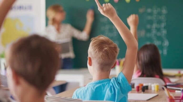 Inițiativa AUR: Elevii și dascălii să înceapă fiecare zi de școală cu imnul și rugăciunea „Tatăl nostru”