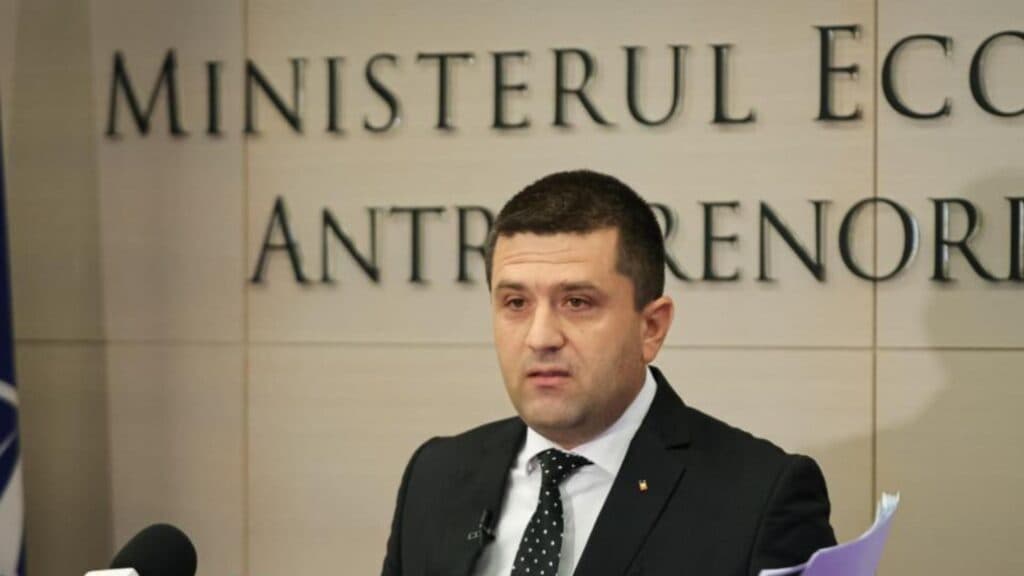 Miting de amploare în fața biroului ministrului Economiei: cetățenii indignați îi solicită explicații lui Radu Miruță