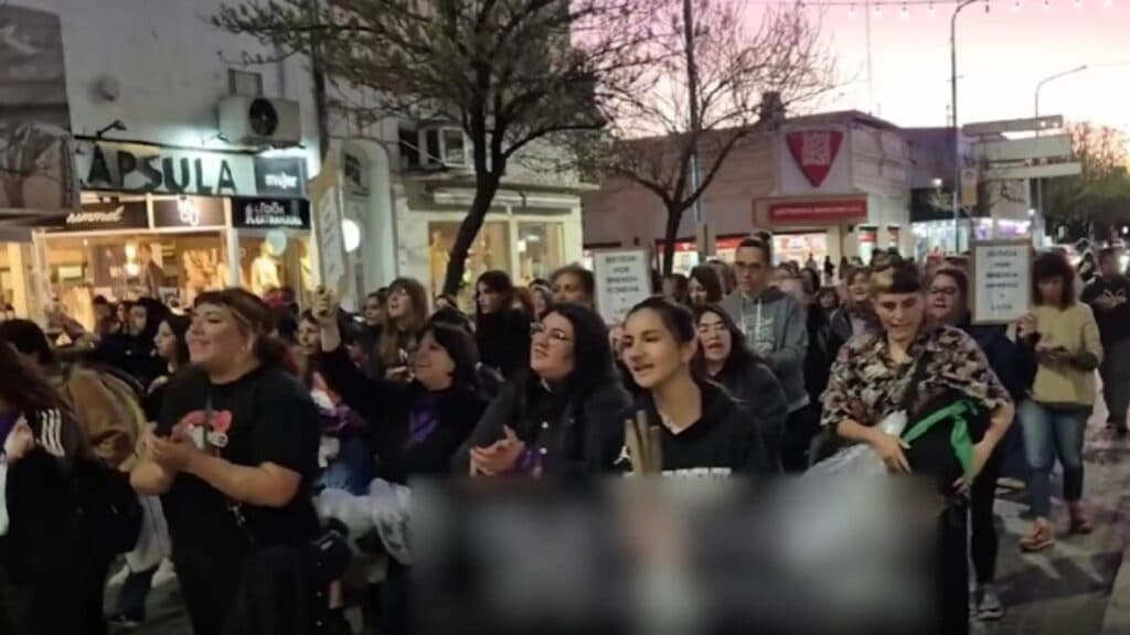 Revoltă generală în urma asasinării a trei femei pe platforma TikTok