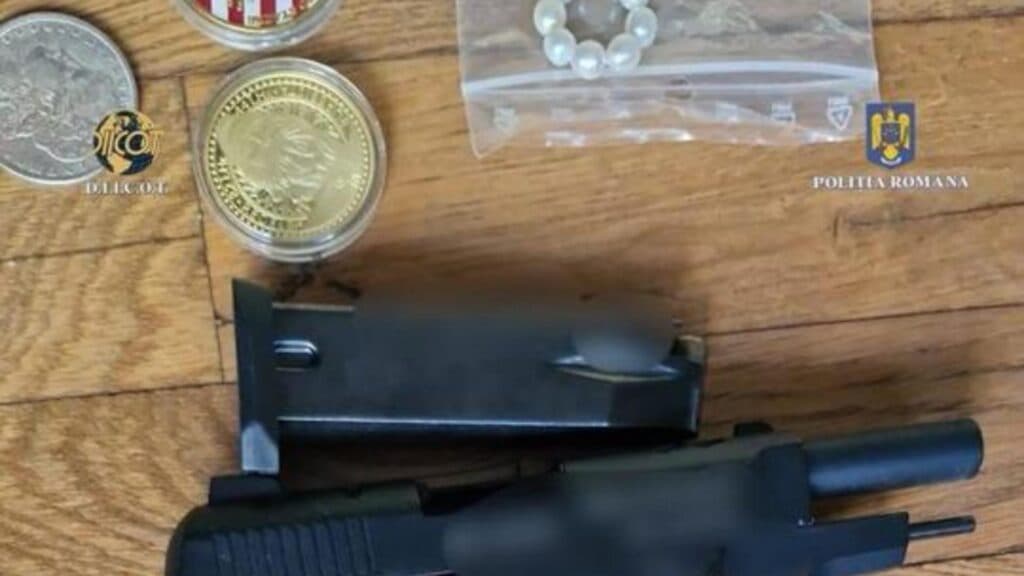 Captură impresionantă la Iași: un albanez și doi români, arestați de DIICOT în urma unei acțiuni anti-drog, cu droguri, bani, diamante și arme descoperite în urma perchezițiilor