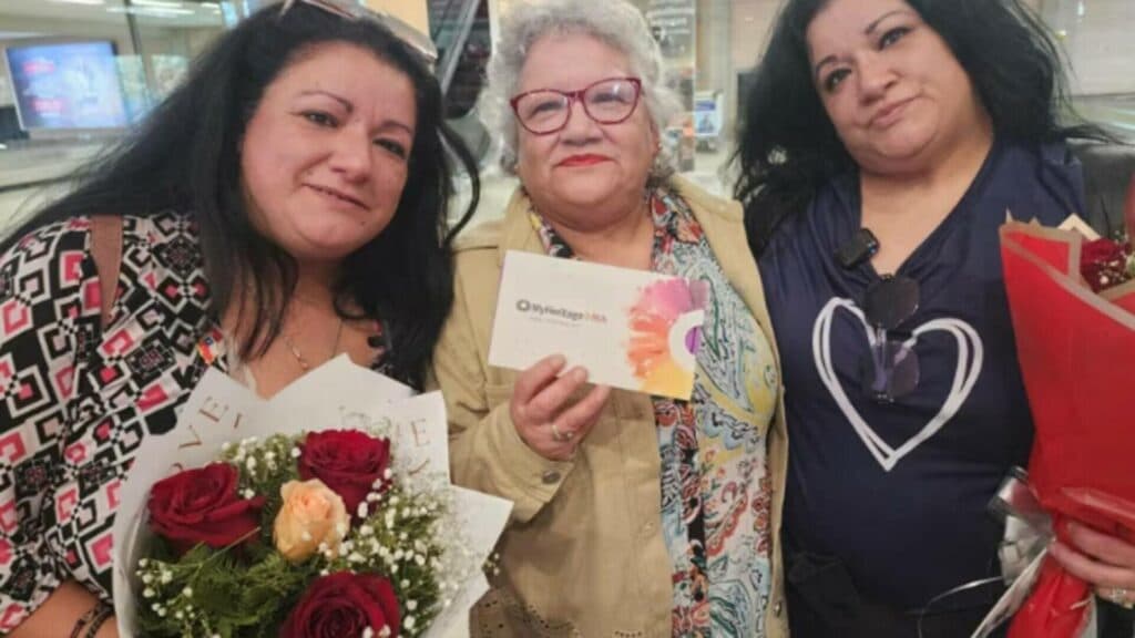 Reîntâlnire plină de emoție după patru decenii: o mamă își reîntâlnește fiicele gemene, adoptate ilegal în Italia