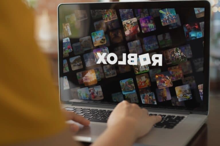 Roblox îmbunătățește tehnologia de estimare a vârstei și lansează un sistem de clasificare standardizat