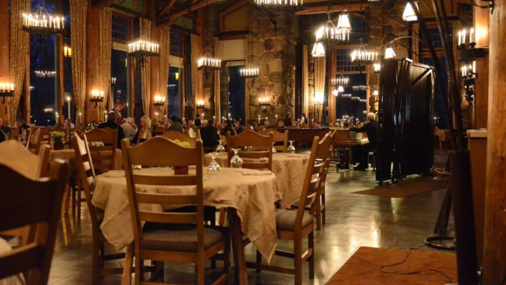 Românii renunță la ieșirile la restaurant pentru a-și salva bugetul. Viziuni sumbre pentru sectorul HoReCa – SONDAJ