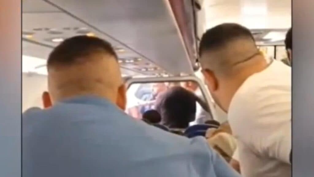 Conflict de proporții într-o aeronavă spre București: 30 de pasageri implicați într-o încăierare