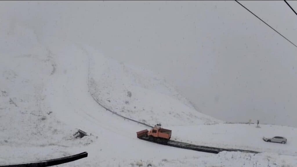 Drumurile montane îmbrăcate în mantia albă a zăpezii: peisaje uimitoare din zonele afectate de ninsoare