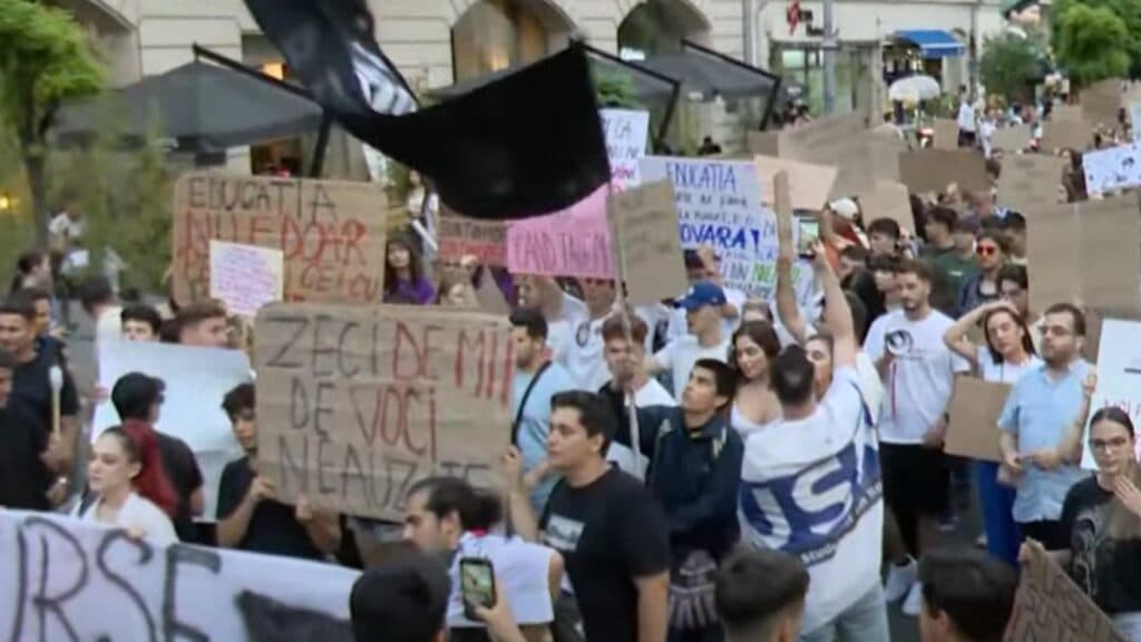 Studenții se mobilizează pentru proteste masive împotriva austerității impuse de Bolojan