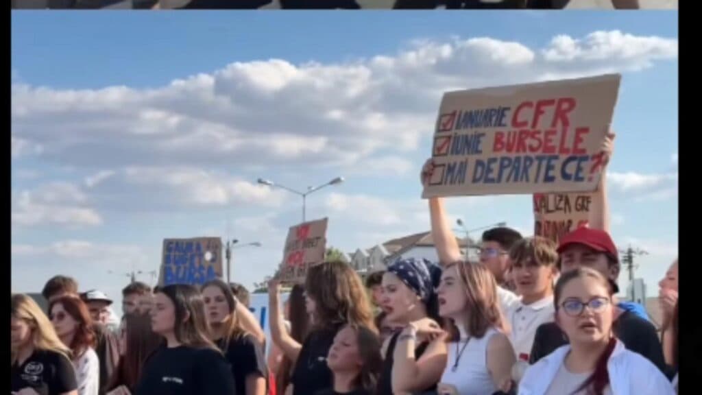 Studenții își fac vocea auzită în stradă la începutul anului universitar, solicitând atenția premierului Bolojan