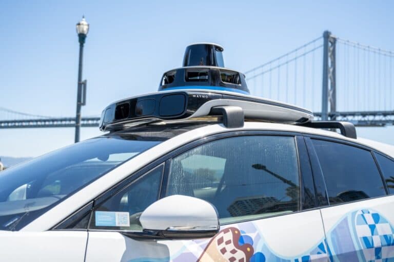 Lupta pentru viitorul taxiurilor autonome: cele două fronturi esențiale