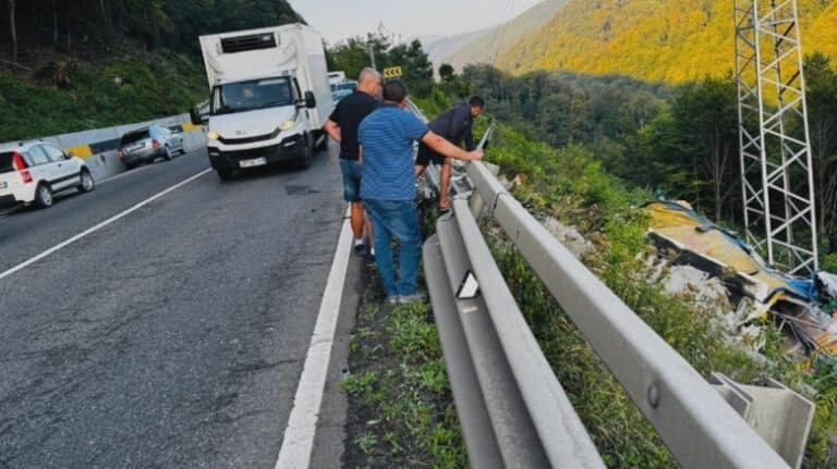 TIR prăbușit într-o râpă de 15 metri la Posada: șoferul a scăpat ca prin minune, fără nicio zgârietură