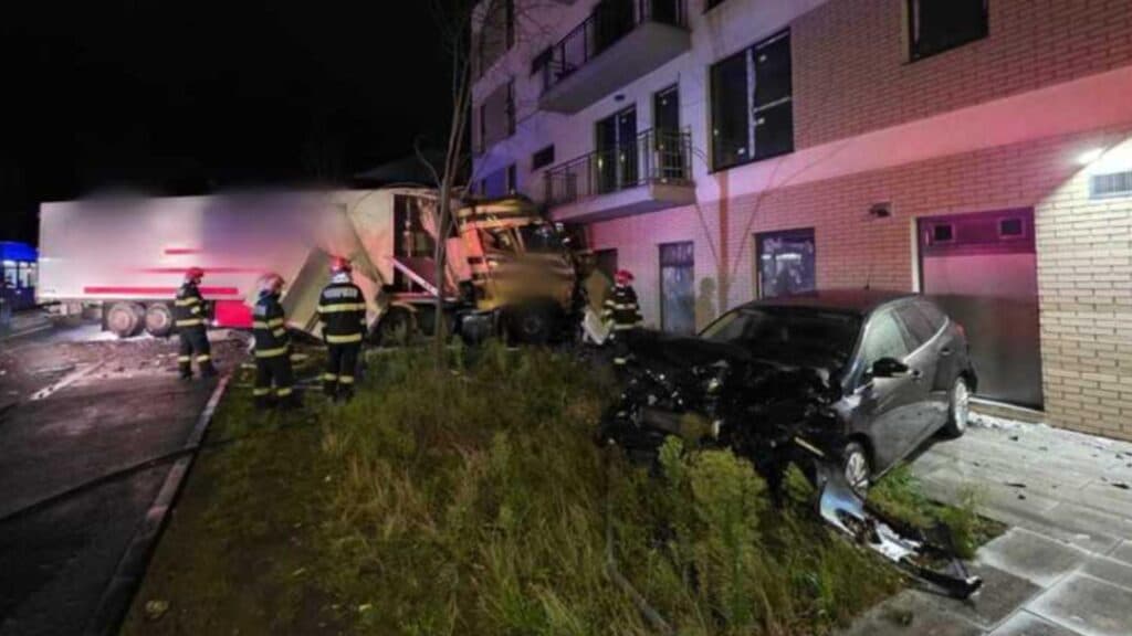 TIR în derapaj la Cluj: a avariat două automobile parcate și un stâlp, înainte de a se ciocni de o clădire