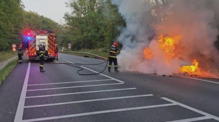 Trafic paralizat pe DN 17 în Suceava, după ce o mașină a fost cuprinsă de flăcări, doi tineri reușind să scape miraculos