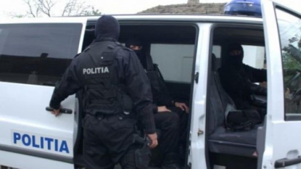 Mascații au descins în Arad: operațiune de amploare împotriva traficanților de droguri, cu 65 de persoane pregătite pentru audieri
