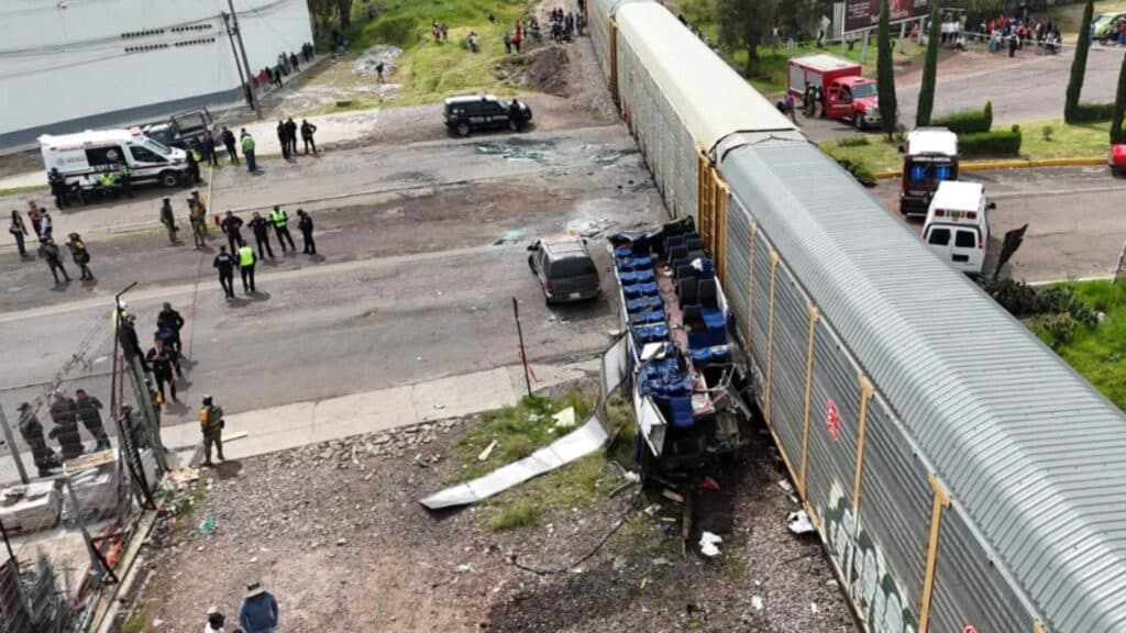 Dramă în Mexic: 10 vieți pierdute și peste 40 de răniți în coliziunea dintre un tren și un autobuz