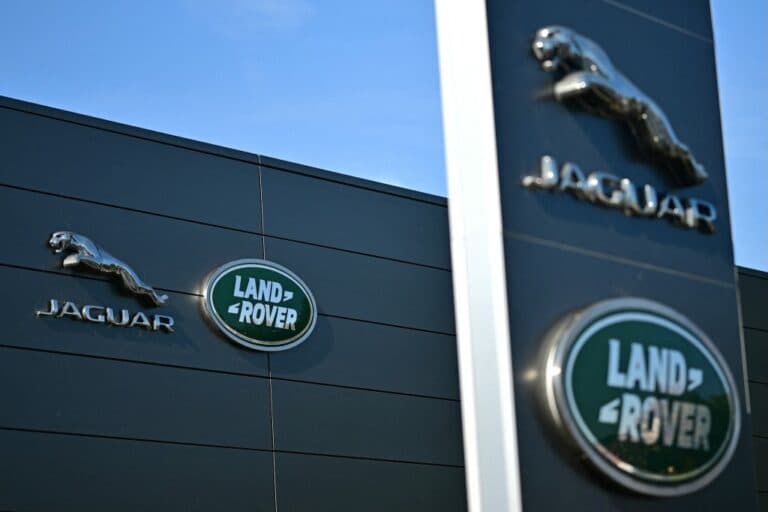 Guvernul britanic intervine cu un împrumut de 1,5 miliarde de lire pentru a salva Jaguar Land Rover, după ce un atac cibernetic a paralizat producția de vehicule timp de săptămâni
