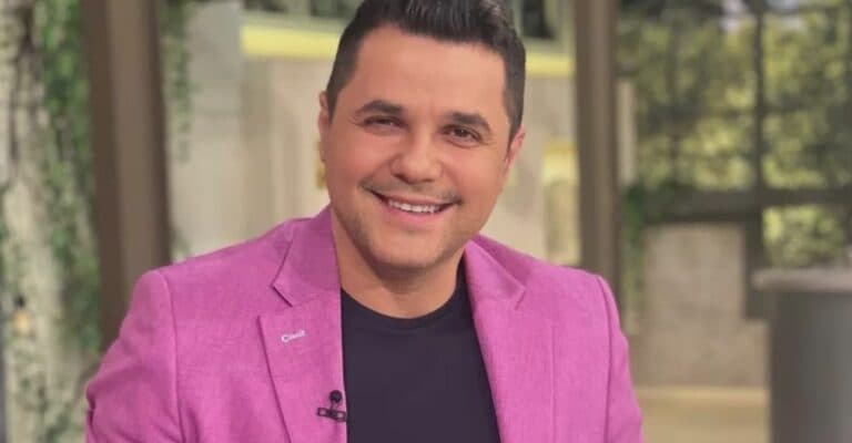 Un cunoscut prezentator își face revenirea pe micile ecrane! A împărtășit scena cu Andreea Marin și află ce emisiune va conduce acum