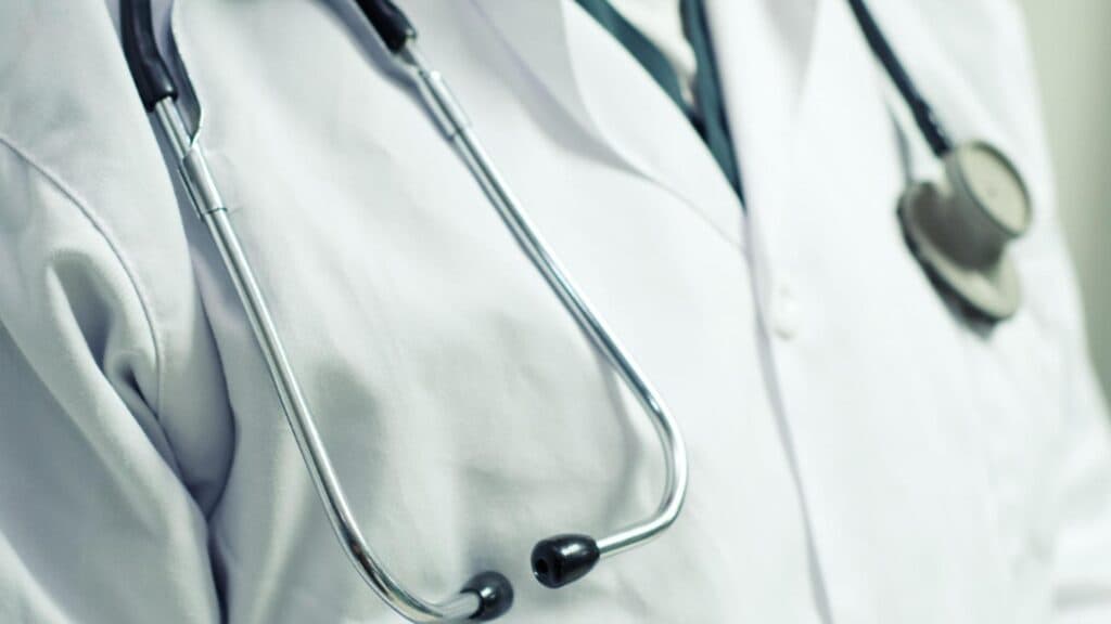 Un medic a abandonat un pacient sedat pe masa de operație pentru a avea o aventură cu o asistentă. Cum s-a justificat doctorul?