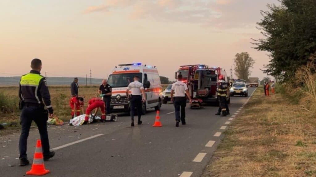 Accident tragic în județul Galați: o mașină de poliție colidează cu o căruță, soldat cu un mort și trei răniți