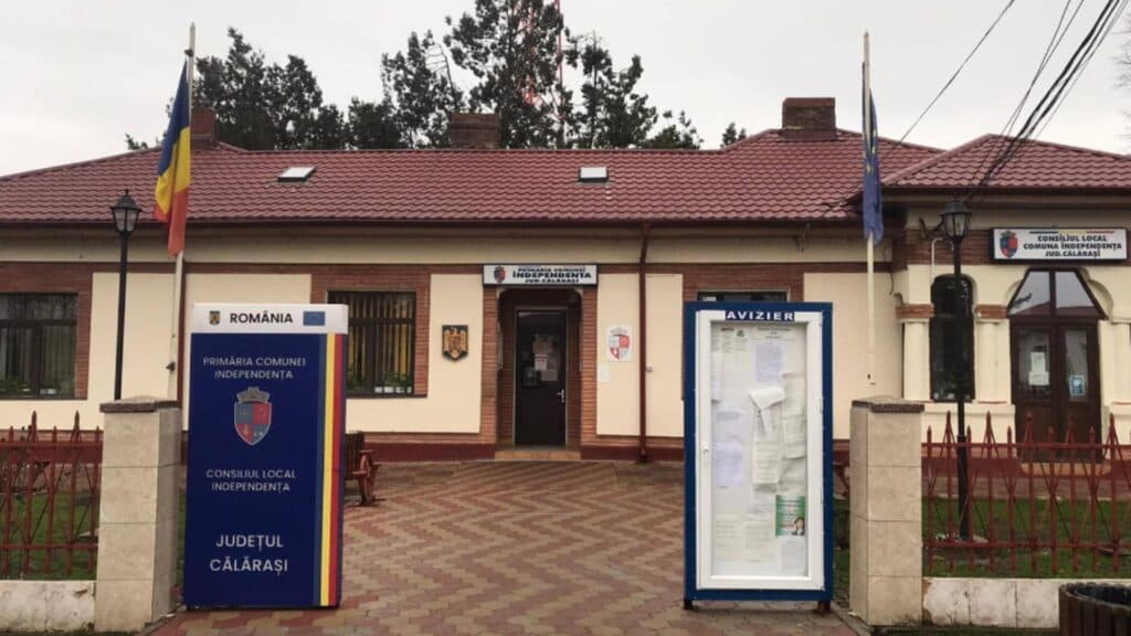Un primar român își diminuează salariul din proprie voință pentru a oferi un exemplu, iar viceprimarul și secretara nu sunt ocoliți de reduceri salariale