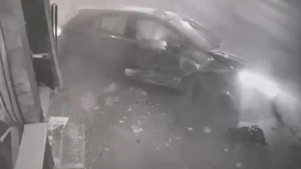 Un conducător auto aflat sub influența alcoolului a izbit un adăpost de tramvai și s-a oprit cu vehiculul într-o agenție de pariuri