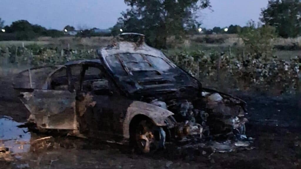 Fugă spectaculoasă în stil de film: un tânăr fără permis a fost prins după ce autoturismul său a luat foc