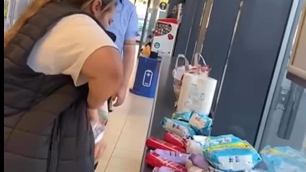 Captura impresionantă: doi hoți îngroapă un raft întreg în bunuri furate dintr-un hypermarket
