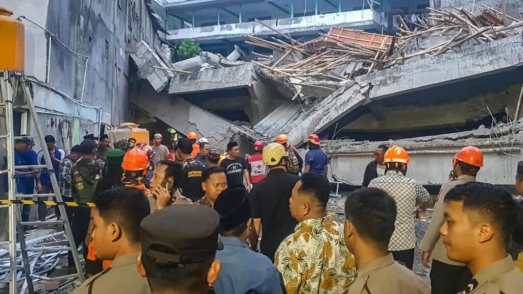 Zeci de elevi prinși sub dărâmături timp de peste 12 ore, în Indonezia: o bătălie contracronometru pentru salvarea celor mici, un mort și numeroși răniți