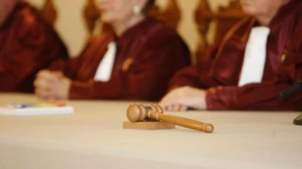 Zi hotărâtoare la Înalta Curte. Judecătorii analizează astăzi oportunitatea contestării la CCR a celor patru inițiative legislative asumate de Bolojan în Parlament – surse