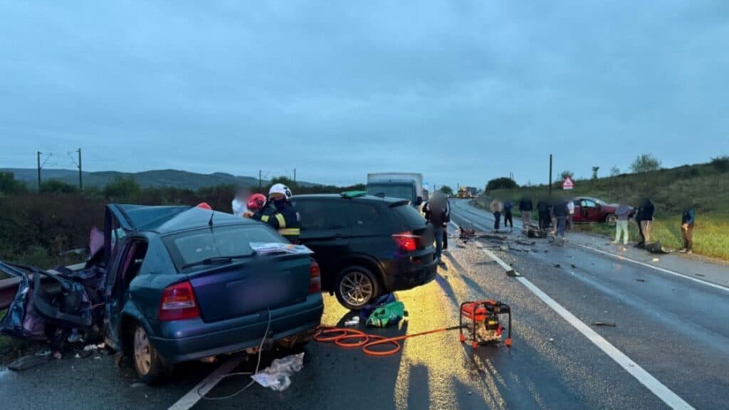 Tragedie pe drumurile din județul Cluj: un bărbat a decedat, iar alte șase persoane, printre care și copii, au ajuns la spital