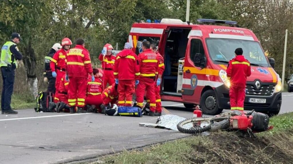 Tragedie pe șoselele din Mureș: doi bărbați și-au pierdut viața în urma unei coliziuni între motocicleta lor și două mașini