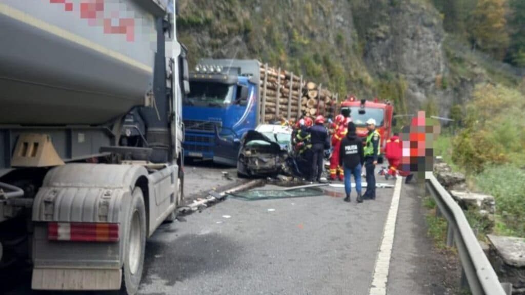 Coliziune devastatoare pe DN 15, în Mureș: o persoană, preluată de elicopterul SMURD, a fost transportată de urgență la spital după accidentul dintre un autoturism și un TIR