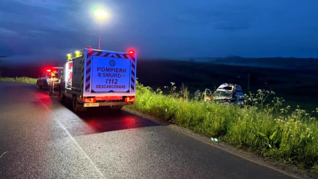 Coliziune dramatică pe DN1 Cluj: Ambulanță în miezul accidentului, cu victime, inclusiv o femeie aflată în stare critică
