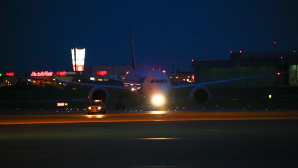 Adolescenți de 14 ani, amendați de poliție după un act imprudent: au îndreptat un laser spre cabina unui avion în aterizare