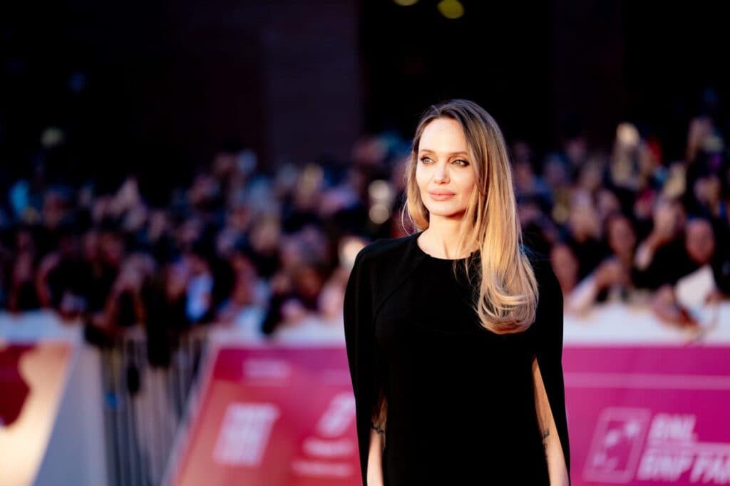 Ești purtătorul genei Angelinei Jolie? Testarea periodică devine o necesitate