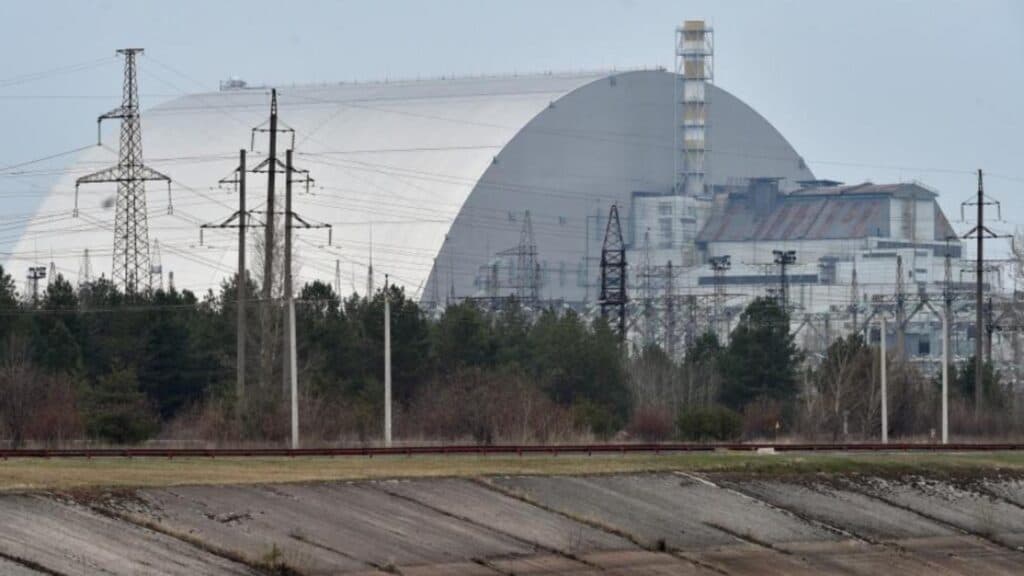 Ucraina în alertă: Bombardamentele rusești lasă Cernobîlul fără energie electrică, risc pentru România