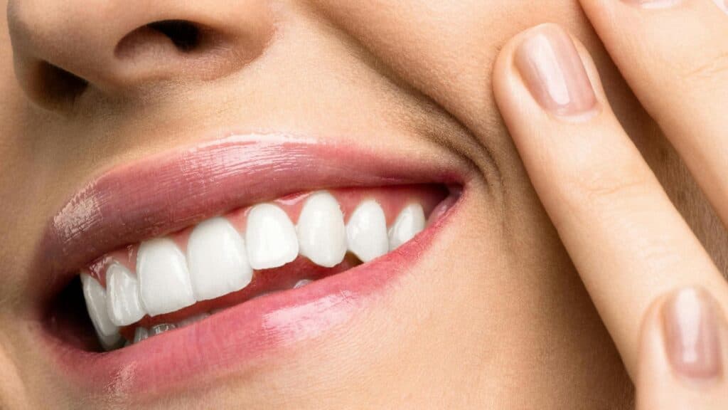 Îngrijire dentară prin alimentație: alimentele care fortifică smalțul dinților și oferă un periaj natural