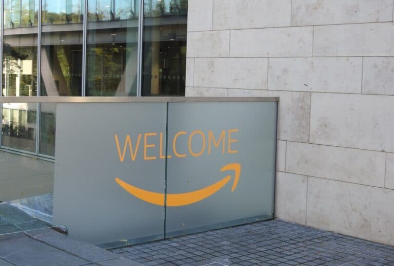 Amazon își va reduce echipa cu 14.000 de locuri de muncă în sectorul corporativ