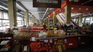 Austeritatea lui Bolojan afectează grav comercianții din piețe: cumpărătorii vin, admiră și se îndepărtează