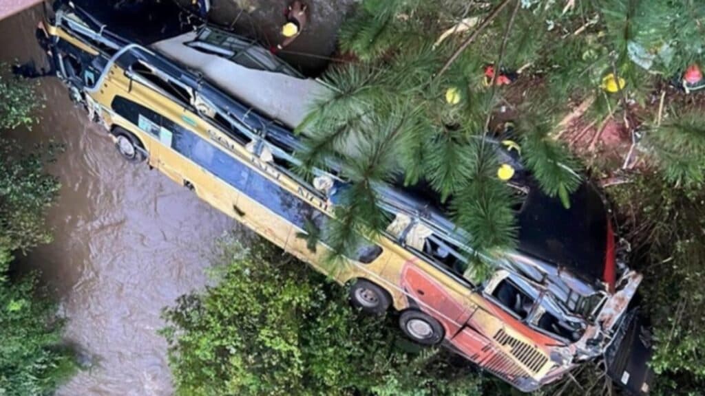 Accident tragic în Argentina: un autobuz cu etaj a căzut de pe un pod, bilanțul fiind de 9 vieți pierdute și zeci de răniți