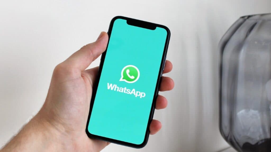 Atenție din partea Poliției: Escrocheria masivă de pe WhatsApp cu „numărul nou” riscă să golească conturile oamenilor